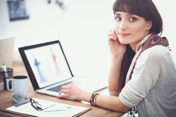 Retrato de una atractiva diseñadora de moda sentada en el escritorio de la oficina. Diseñadora de moda femenina —  Fotos de Stock