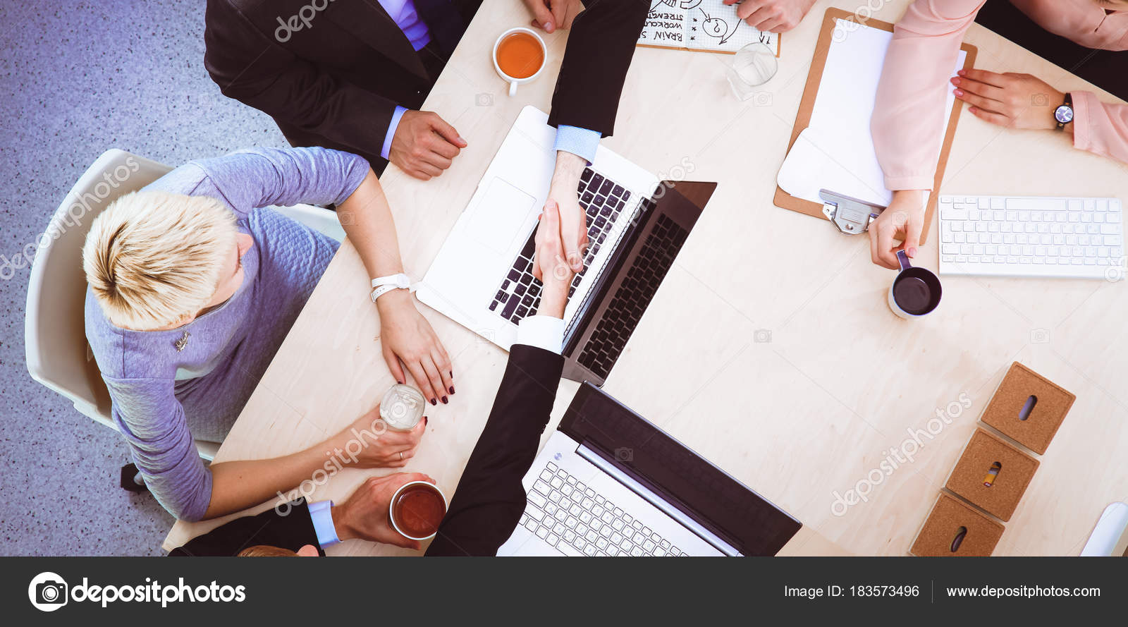 конклюдентная сделка. успешное подписание договора женщина. Finishing up. рукопожатие фото. Finishing up.