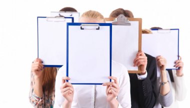 Takım klasörleri yakınındaki beyaz arka plan üzerinde izole yüz tutan iş adamları. İş adamları.