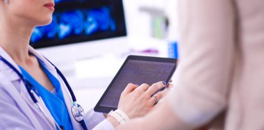 Doktor ve hasta masada otururken bir şey tartışıyorlar. Tıp ve sağlık hizmetleri kavramı. Doktor ve hasta.