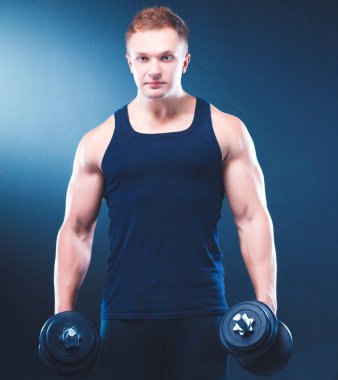 yakışıklı kaslı adam dumbell ile çalışma dışarı