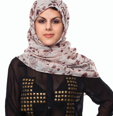 beyaz izole kırmızı bir başörtüsü giyen genç Asyalı bir kadın portresi.