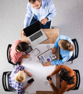 İş adamları iş toplantısında, ofiste oturup tartışıyorlar.