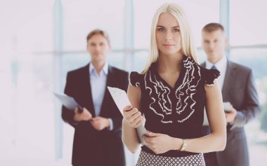 İş kadını ofiste ön planda duran