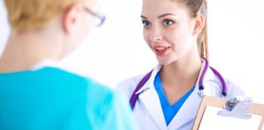 Klasör Hastanesi'nde ayakta doktor kadın. Kadın doktor