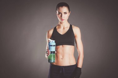 Spordan sonra elinde şişe olan kız..