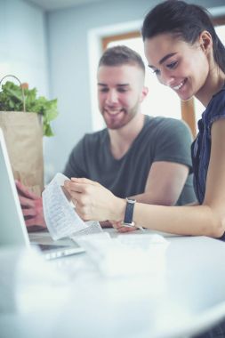 Çift evde mutfak içinde laptop ile onların fatura ödeme