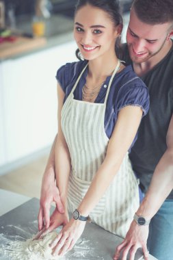 Genç çift mutfakta pasta hazırladı.