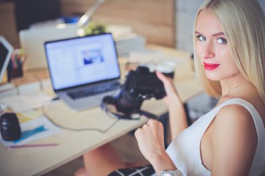 Genç fotoğrafçı ve iş yerinde grafik tasarımcı