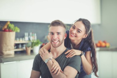 Güzel genç çift evde mutfakta eğleniyor.