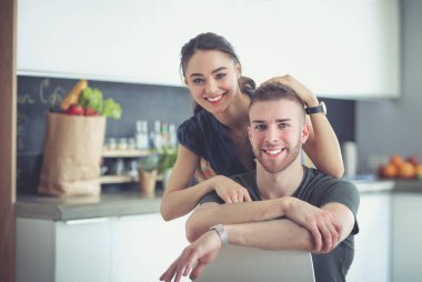 Güzel genç çift evde mutfakta eğleniyor.