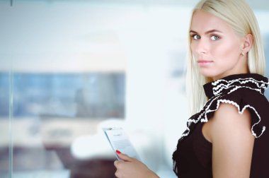 Bir klasörde elleri ile ön planda duran iş kadın .