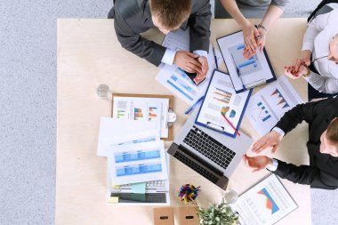 Oturma ve iş toplantısında tartışırken iş adamları. İş adamları .