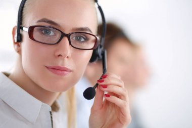 Çekici olumlu genç iş adamları ve arkadaşları bir çağrı merkezi ofiste. İş adamları