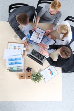 Oturma ve iş toplantısında tartışırken iş adamları. İş adamları .