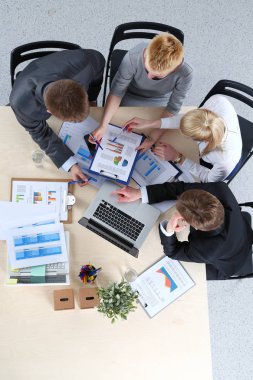 Oturma ve iş toplantısında tartışırken iş adamları. İş adamları .