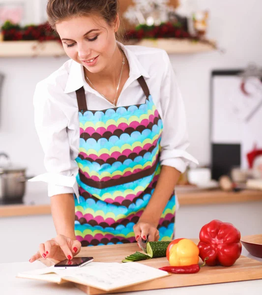 Leende ung kvinna förbereda sallad i köket — Stockfoto