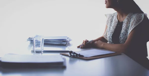 Mulher com documentos sentados na mesa — Fotografia de Stock