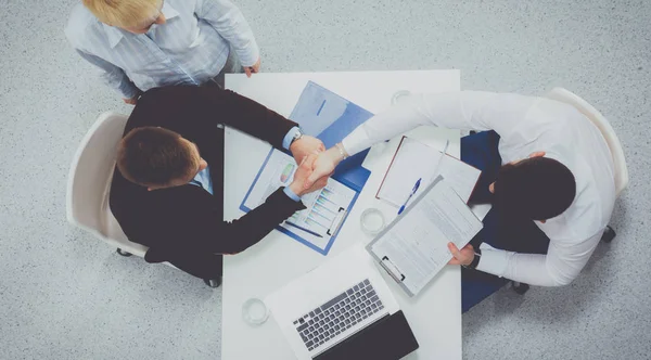 Affärsmän som sitter och diskuterar på affärsmöte, i ämbetet — Stockfoto