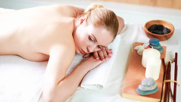 Schöne junge Frau bekommt Wellness-Massage, liegend im Salon — Stockfoto