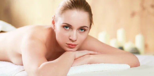 Schöne junge Frau bekommt Wellness-Massage, liegend im Salon — Stockfoto