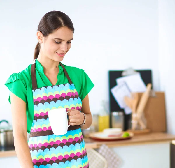 Mujer haciendo comida saludable de pie sonriendo en la cocina —  Fotos de Stock