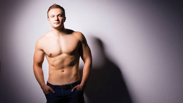 Hombre joven muscular sano. aislados sobre fondo negro — Stockfoto