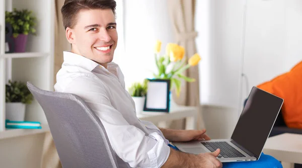 Young businessman working in office, sitting at desk — Stock Photo, Image