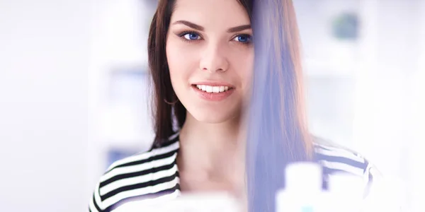 Beautiful young woman in shop — Stock Photo, Image