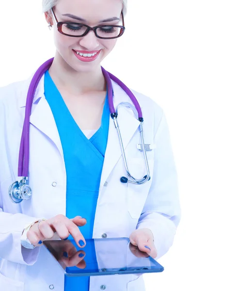 Dijital tablet kullanma ve beyaz arka plan üzerinde duran kadın doktor — Stok fotoğraf