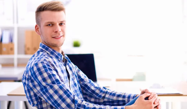 Young businessman working in office, sitting at desk — Stock Photo, Image