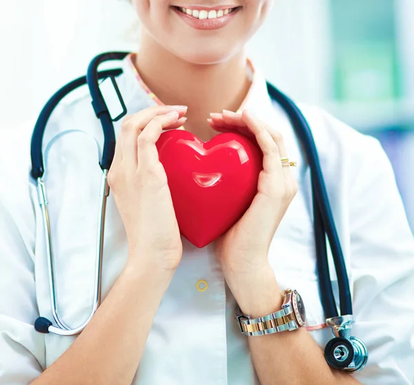 Kalbi tutan steteskoplu bir doktor, beyaz arka planda izole edilmiş. — Stok fotoğraf