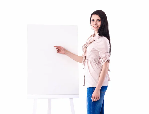 Retrato de una joven empresaria mientras presenta su proyecto a bordo — Foto de Stock