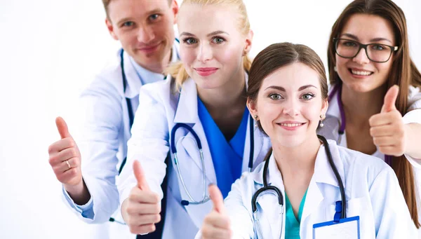 Retrato do grupo de colegas de hospital sorridentes juntos. Médicos — Fotografia de Stock