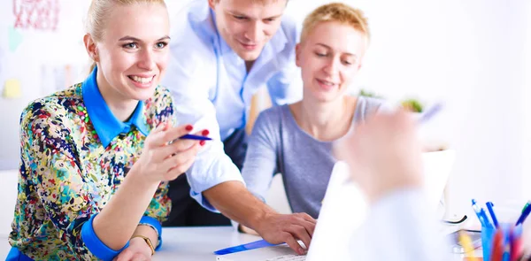 Unga företagare som arbetar på kontoret med ett nytt projekt. Ungdomar i näringslivet. — Stockfoto