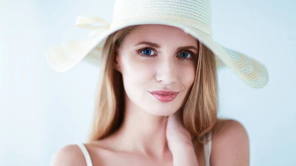 Portrét krásného modelu v klobouku, izolovaných na bílém pozadí — Stock fotografie