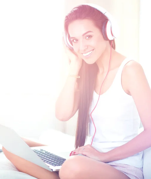 Giovane bella donna a letto ad ascoltare musica — Foto Stock