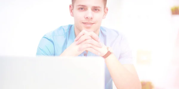 Young businessman working in office, sitting at desk — Stock Photo, Image