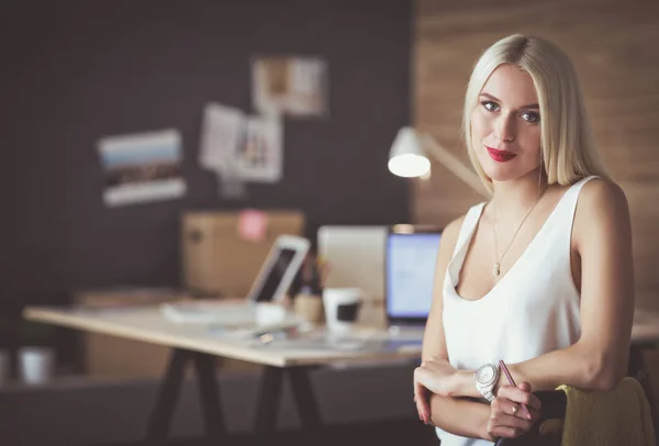 Porträtt av en verkställande professionell mogna affärskvinna sitter på kontoret skrivbord — Stockfoto