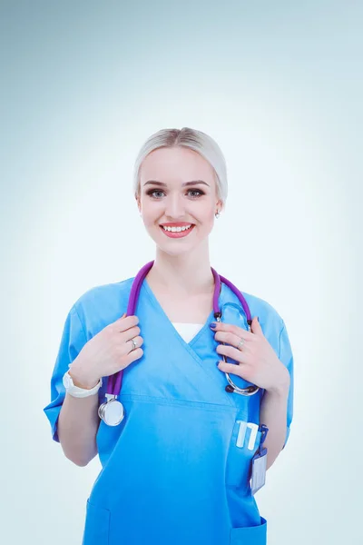 Retrato de médico fêmea em pé contra isolado em fundo branco. Mulher médica. — Fotografia de Stock