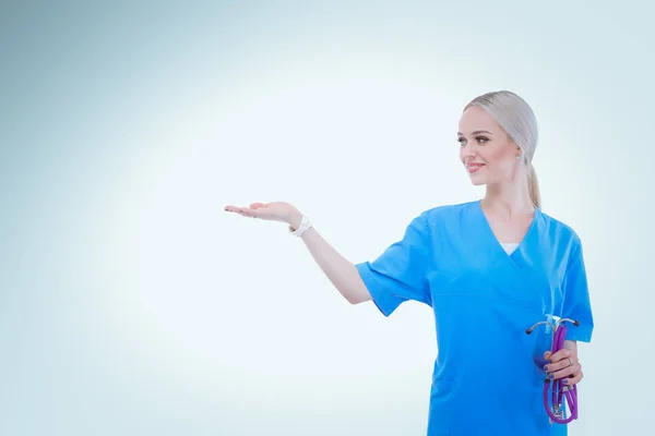 Портрет женщины-врача, указывающей крупным планом, изолированной на белом фоне. Женщина-врач — стоковое фото