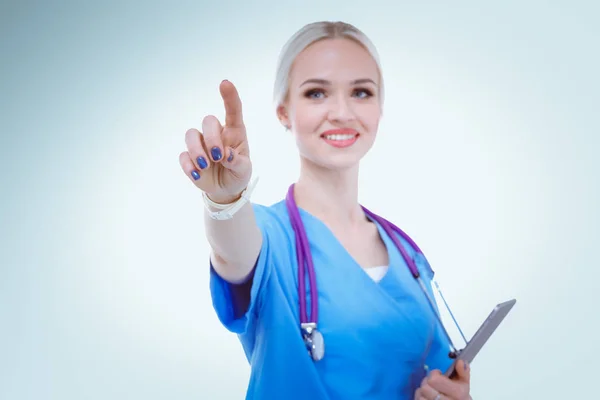 Médica usando um comprimido digital e de pé sobre fundo branco. Mulheres médicas. — Fotografia de Stock