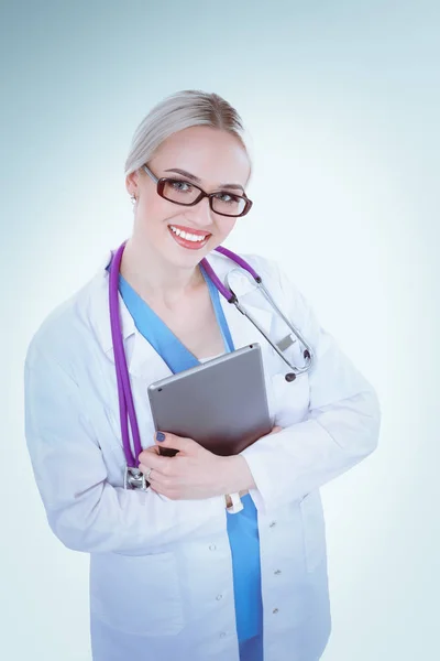Vrouwelijke arts die een digitale tablet gebruikt en op een witte achtergrond staat. Vrouwelijke artsen. — Stockfoto
