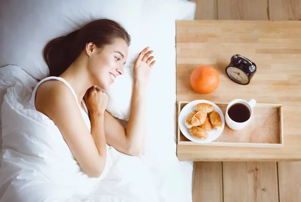 Junge schöne Frau liegt im Bett. — Stockfoto