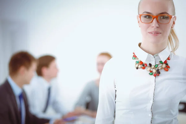 Portret van een jonge vrouw die op kantoor werkt met een map. Portret van een jonge vrouw. Zakelijke vrouw — Stockfoto