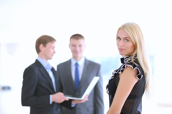 Zakenvrouw permanent op voorgrond in office . — Stockfoto