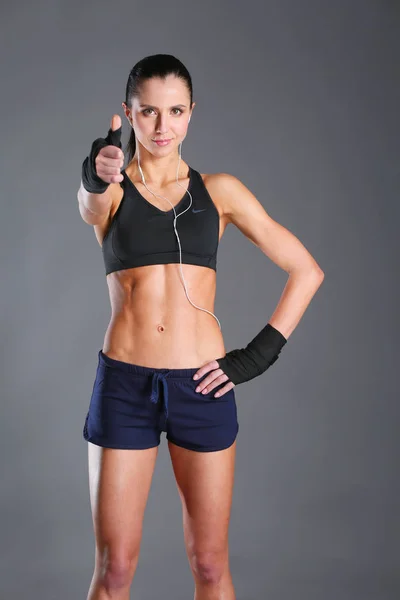 Porträt einer glücklichen Fitness-Frau mit Ok-Zeichen. — Stockfoto
