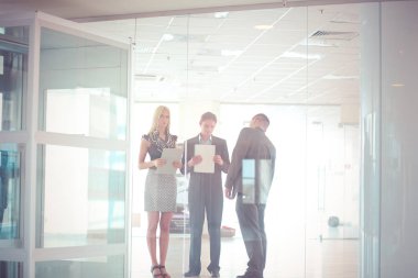 İş kadını ofiste ön planda duran .