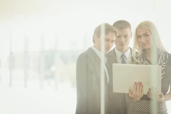 Mujer de negocios de pie en primer plano en la oficina  . — Foto de Stock