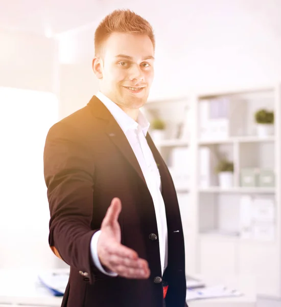 Geschäftsleute sitzen und diskutieren bei Besprechungen, im Büro — Stockfoto